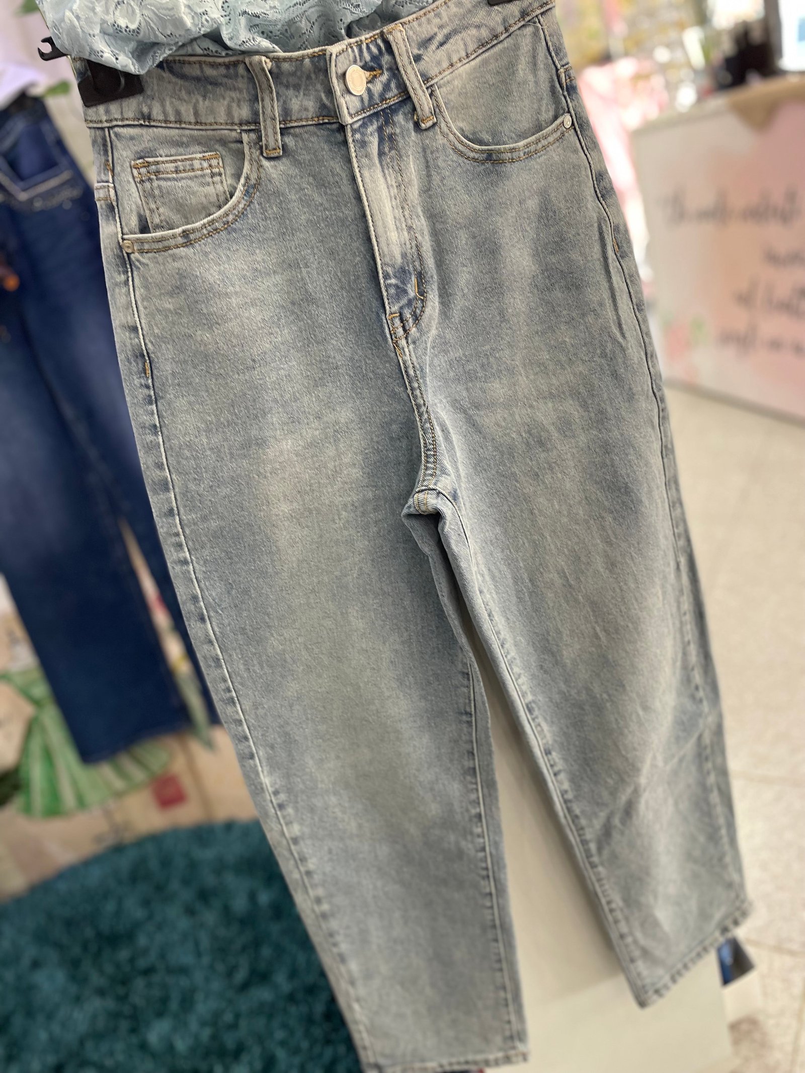 Jeans Balloon Lavaggio Chiaro – Cuciture Beige