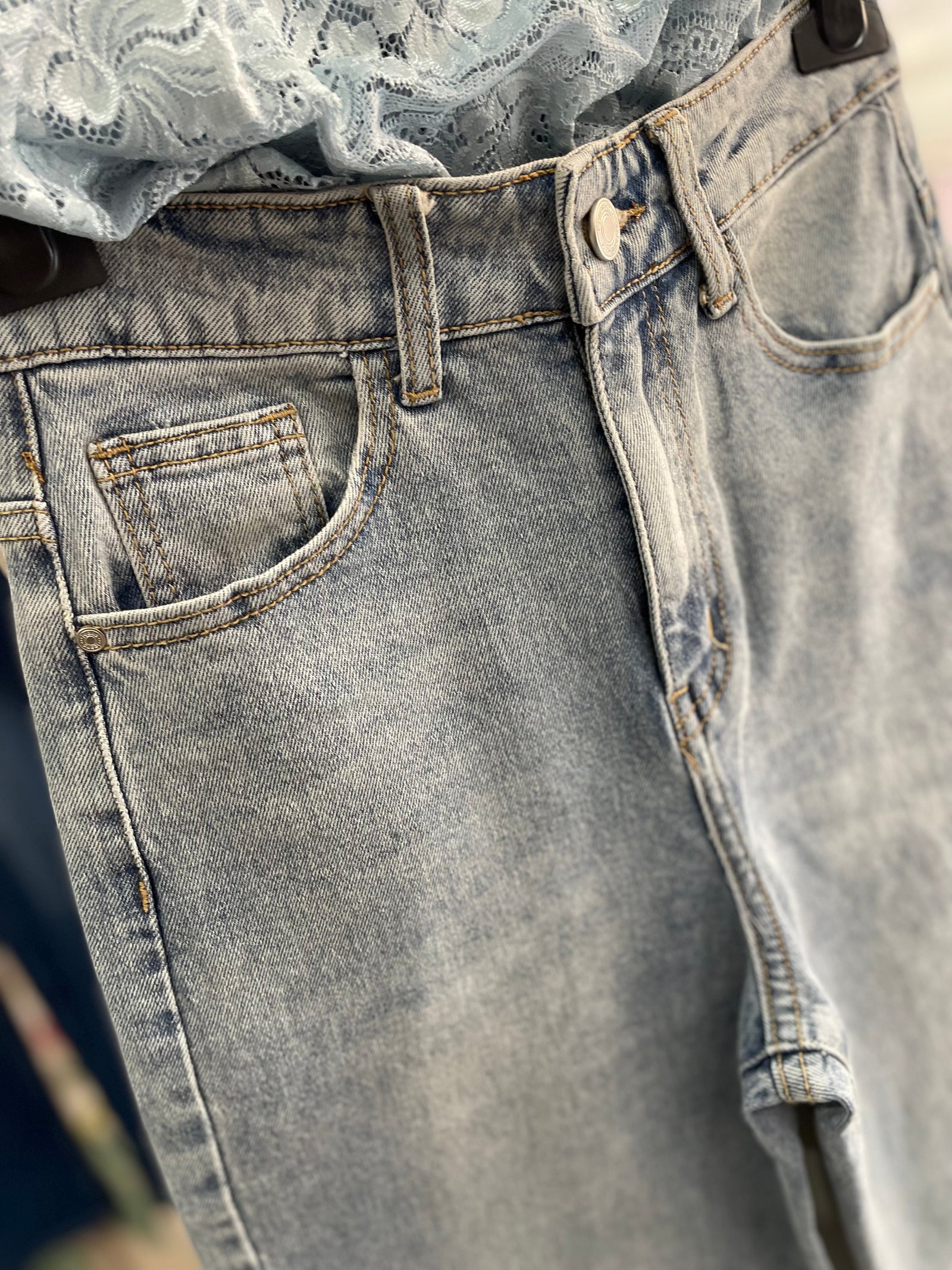Jeans Balloon Lavaggio Chiaro – Cuciture Beige